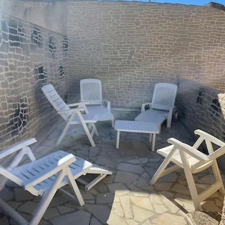 Lou Castel بيت للعطل